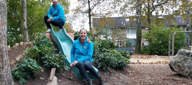 Foto van CU raadsleden Jannine van der Pol en Eelke Kingma op het groene schoolplein.jpg